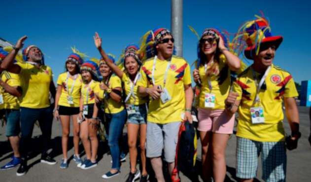 Hinchas de Colombia animar antes del partido frente a Senegal