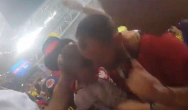 Hinchas colombianos animan a niño de Polonia