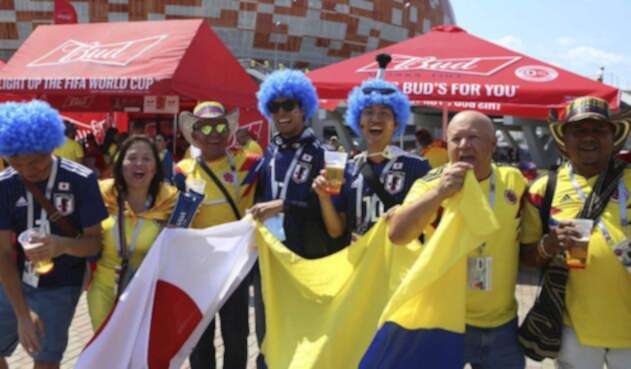 Hinchas de Colombia y Japón compartiendo a las afueras de Saransk