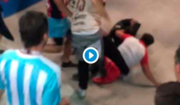 Los hinchas argentinos pegándoles a sus homónimos de Croacia