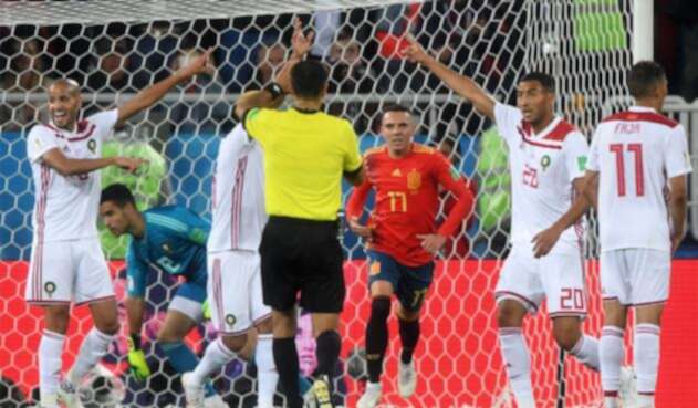 Una jugada polémica le dio el paso a los españoles a los octavos de final Una jugada polémica le dio el paso a los españoles a los octavos de final