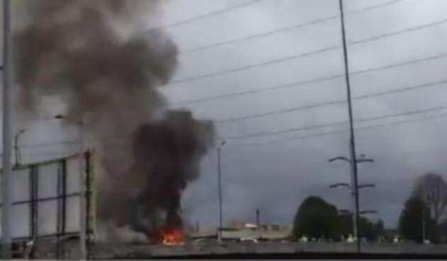 Taxi incinerado en Bogotá Taxi incinerado en Bogotá