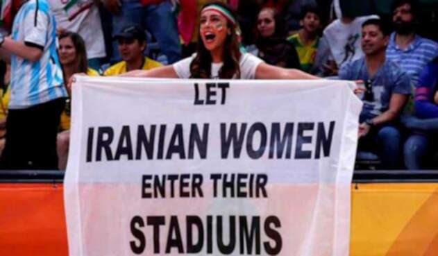 "Dejen a las mujeres de Irán entrar en los estadios", pancarta en el Mundial. "Dejen a las mujeres de Irán entrar en los estadios", pancarta en el Mundial.