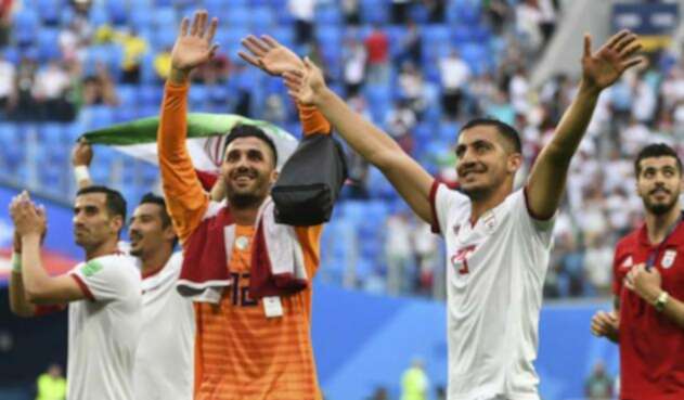 Los jugadores de Irán saludando al público Los jugadores de Irán saludando al público