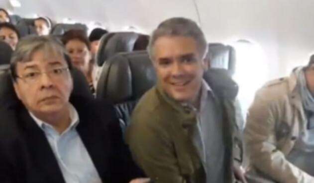Iván Duque viajando como presidente electo en clase económica