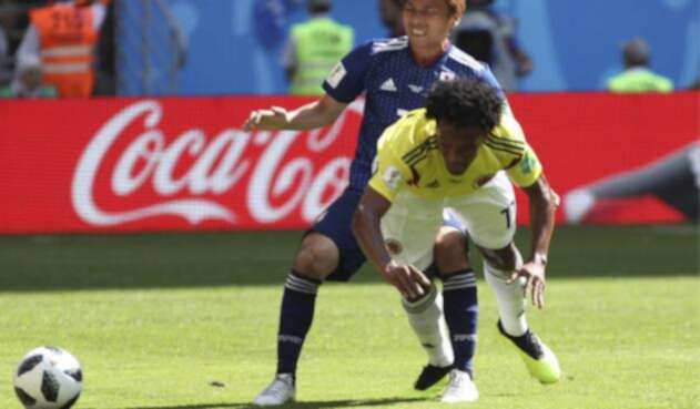 Juan Cuadrado disputando un balón ante un rival japonés