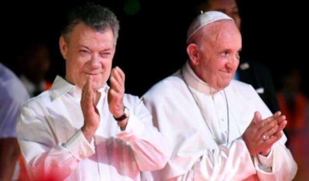 Juan Manuel Santos junto al papa Francisco