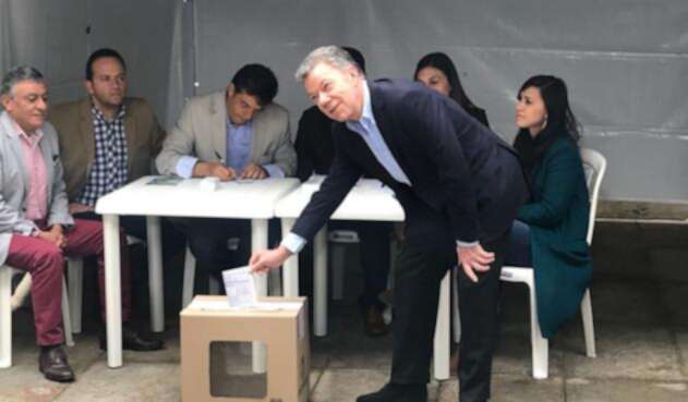 Juan Manuel Santos ya votó en la segunda vuelta presidencial
