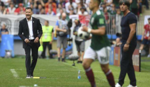 Juan Carlos Osorio a pie de césped en el Alemania vs México
