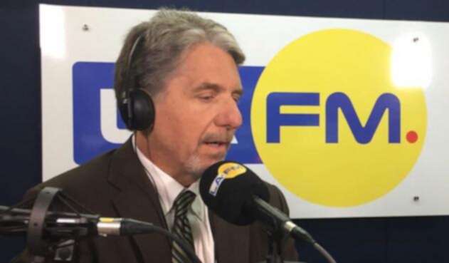 Kevin Whitaker en la cabina de LA FM