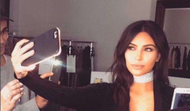 Kim Kardashian tomándose una selfie Kim Kardashian tomándose una selfie