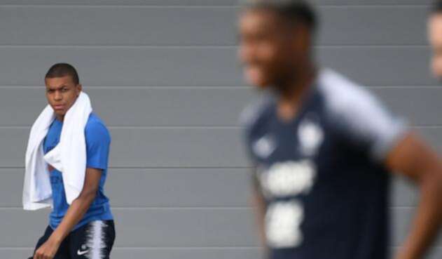 En el fondo Kylian Mbappé