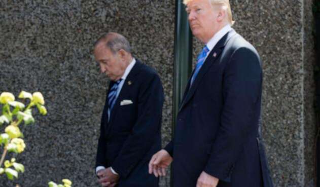 Larry Kudlow en compañía de Donald Trump