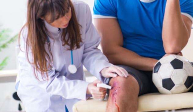 Un futbolista atendido tras un golpe en su rodilla