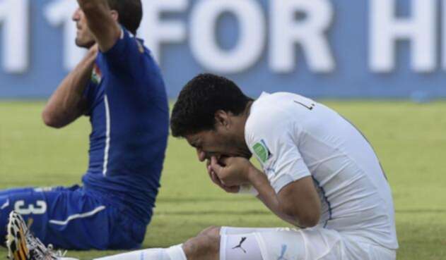 Luis Suárez, delantero de la selección de Uruguay, ha sido sancionado en dos oportunidades por morder a sus rivales