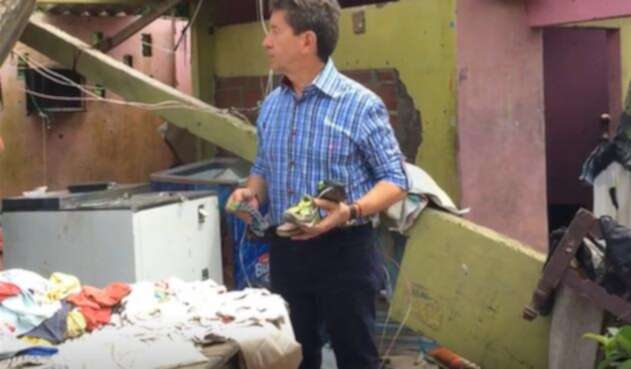 Luis Pérez en una de las viviendas destruidas