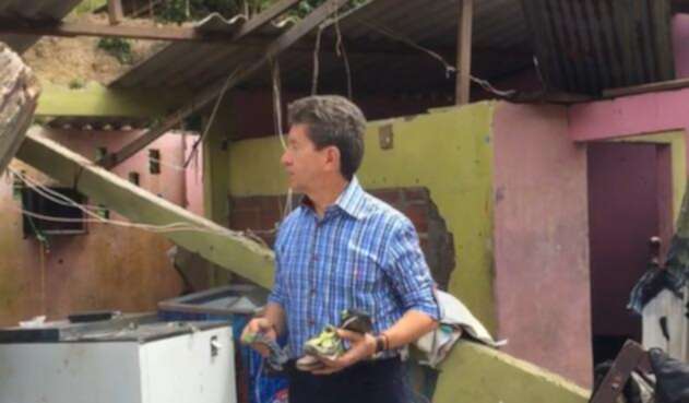 Imagen suministrada a LA FM El gobernador Luis Pérez en una de las viviendas destruidas