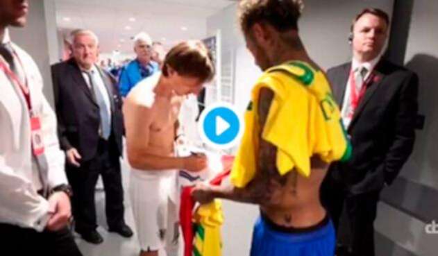 Luka Modric y Neymar al término del Croacia vs Brasil en Anfield