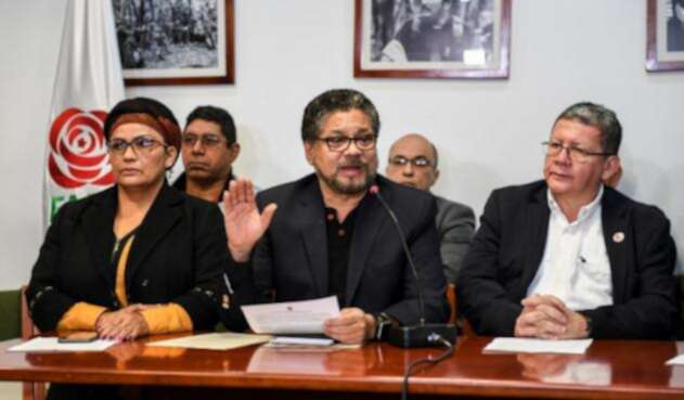 Iván Márquez (cen.), Amparo Sandino (izq.) y Pablo Catatumbo, miembros del partido político Farc.