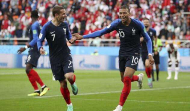 Kylian Mbappé junto a Antoine Griezmann