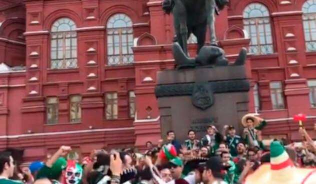 Hinchas mexicanos se reúnen en la Plaza Roja