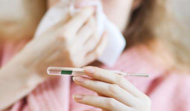 Mujer que padece una enfermedad respiratoria