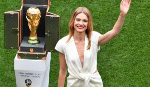 Natalia Vodianova, la supermodelo rusa de delgadez extrema que presentó la copa Jules Rimet en Rusia 2018.