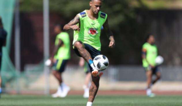 Brasilero Neymar trabaja sin problemas