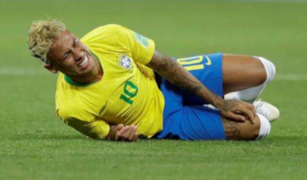 Neymar tras una falta en Rusia 2018