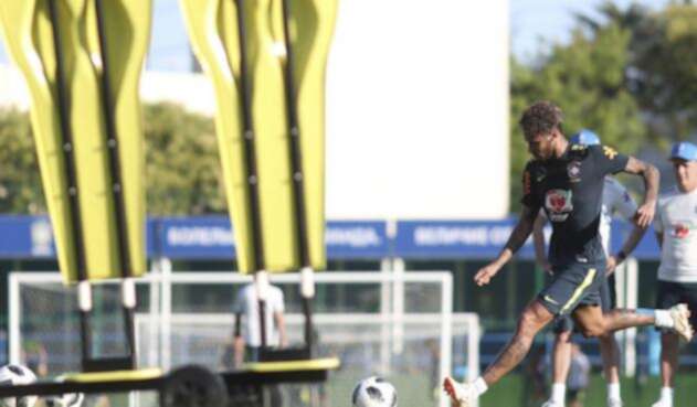 Neymar durante un entrenamiento con Brasil