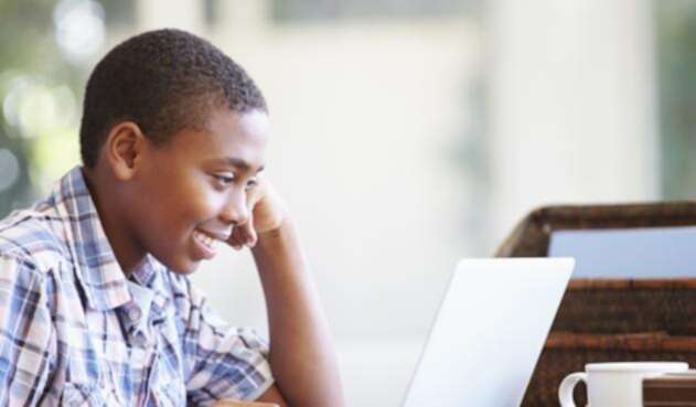Niño estudiando online Niño estudiando online