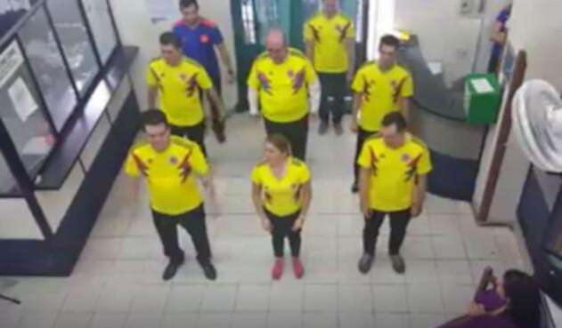 El notario de Bucaramanga que pone a bailar a sus empleados El notario de Bucaramanga que pone a bailar a sus empleados