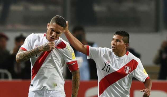 Paolo Guerrero y Edison Flores
