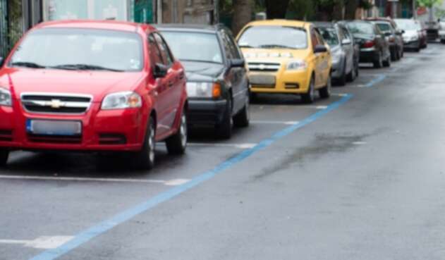 Auto estacionado en la calle