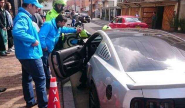 Auto estacionado en la calle en Bogotá