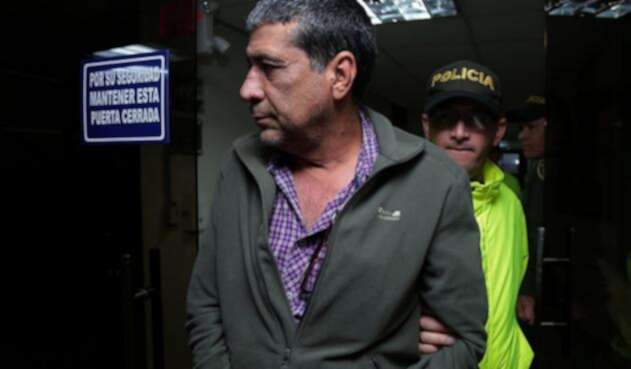 Pedro Aguilar siendo custodiado por la autoridad Pedro Aguilar siendo custodiado por la autoridad