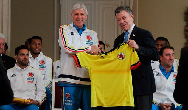 El técnico José Pékerman y el presidente Juan Manuel Santos, el 29 de mayo de 2015 en Bogotá