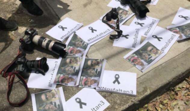 Periodistas en Bogotá realizaron un plantón en solidaridad por sus colegas ecuatorianos asesinados Periodistas en Bogotá realizaron un plantón en solidaridad por sus colegas ecuatorianos asesinados