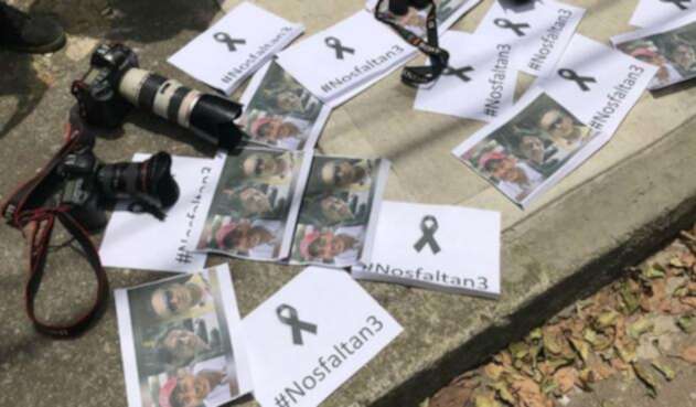 Periodistas, camarógrafos y reporteros gráficos de Bogotá realizaron un plantón en solidaridad por los periodistas ecuatorianos asesinados, el 16 de abril de 2018 en Bogotá Periodistas, camarógrafos y reporteros gráficos de Bogotá realizaron un plantón en solidaridad por los periodistas ecuatorianos asesinados, el 16 de abril de 2018 en Bogotá