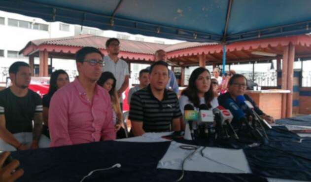 Familiares de los periodistas ecuatorianos asesinados, en rueda de prensa en Cali