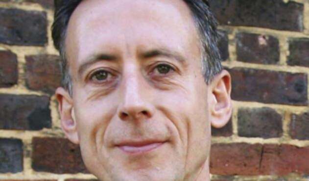 Peter Tatchell fue rápidamente arrestado y alejado del lugar por las fuerzas del orden. Peter Tatchell fue rápidamente arrestado y alejado del lugar por las fuerzas del orden.