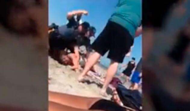 Policía golpea a una joven