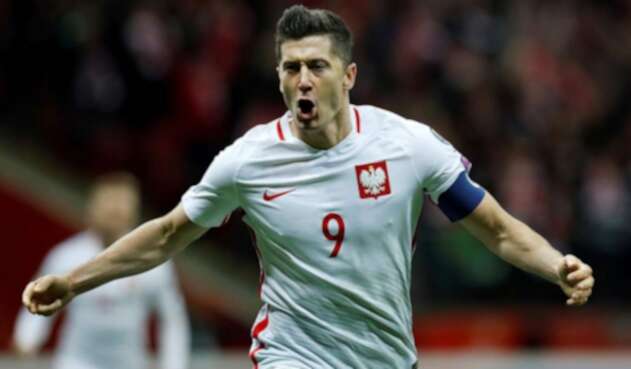 Robert Lewandowski festejando su doblete en la goleada sobre Lituania