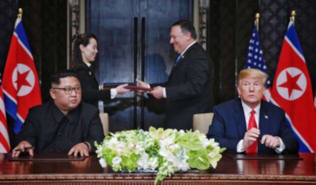 En el fondo Mike Pompeo; en la mesa Kim Jong Un y Donald Trump En el fondo Mike Pompeo; en la mesa Kim Jong Un y Donald Trump