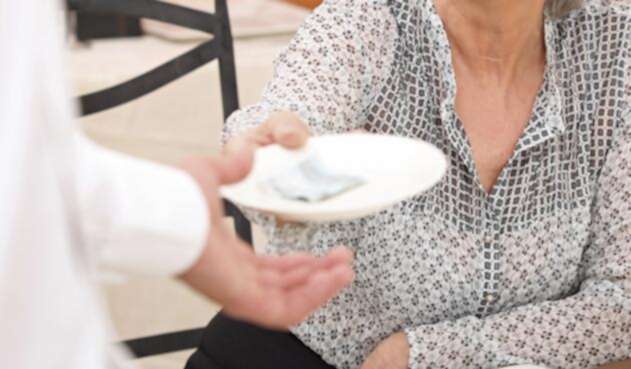 Mujer pagando propina Mujer pagando propina