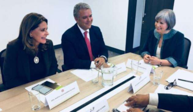 El presidente electo, Iván Duque (cen.), se reunió con la presidenta de la JEP, Patricia Linares (der.). En la reunión estuvo la vicepresidenta electa, Marta Lucía Ramírez.
