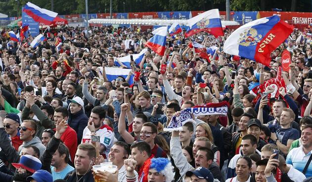 Aficionados de Rusia a las afueras del estadio Luzhniki de Moscú