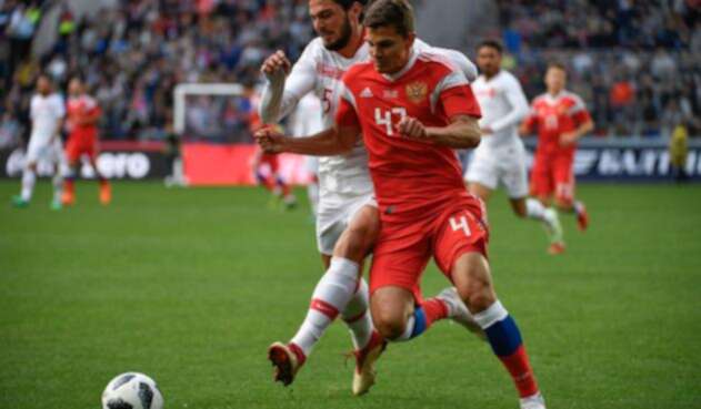 El turco Okay Yokuslu en acción con el ruso Roman Zobnin, en el estadio VEB Arena de Moscú