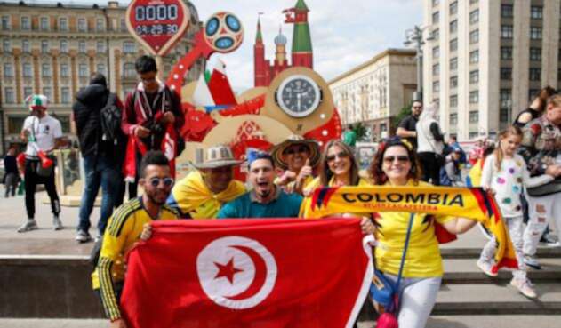 Hinchas de Túnez y de Colombia en Moscú