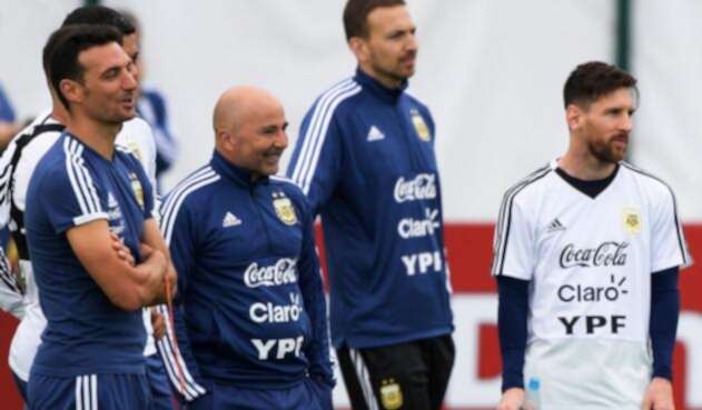 Sampaoli junto a Messi y otros jugadores de Argentina